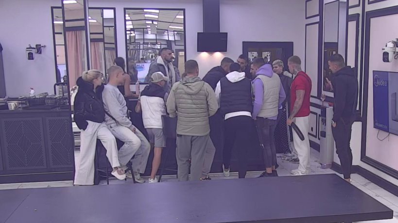 TAKMIČARSKI DUH ZAVLADAO BELOM KUĆOM: Muškarci iz Elite 10 odmerili snage u obaranju ruku, pitanje najjačeg ostalo otvoreno (VIDEO) – obaranje ruku u Eliti 10