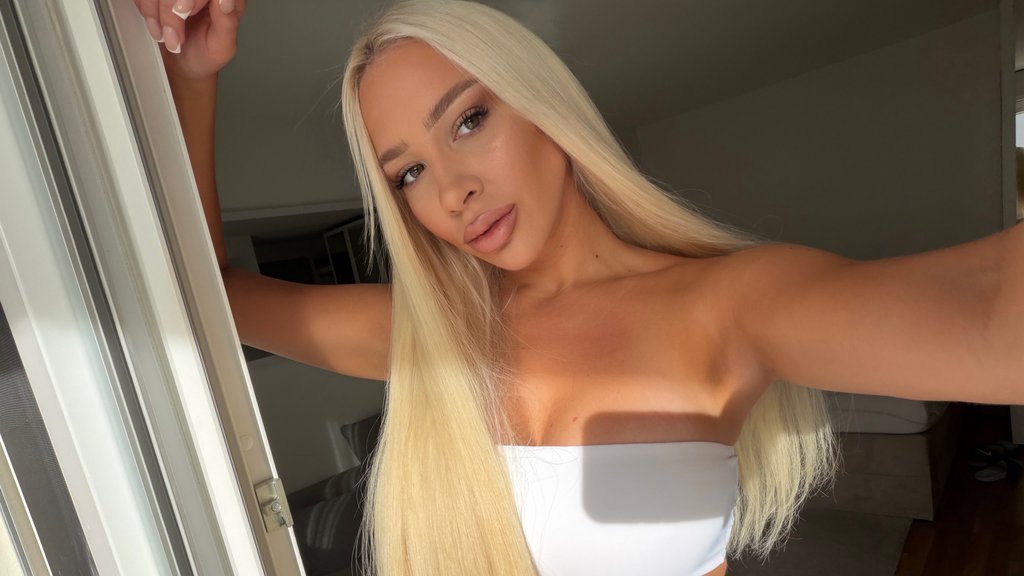 KONTRAST KOJI OSTAVLJA BEZ TEKSTA: Kako je Glorija Jelovac izgledala pre svih operacija, stara fotografija pokrenula lavinu komentara (FOTO) – kontrast pre i posle estetskih zahvata