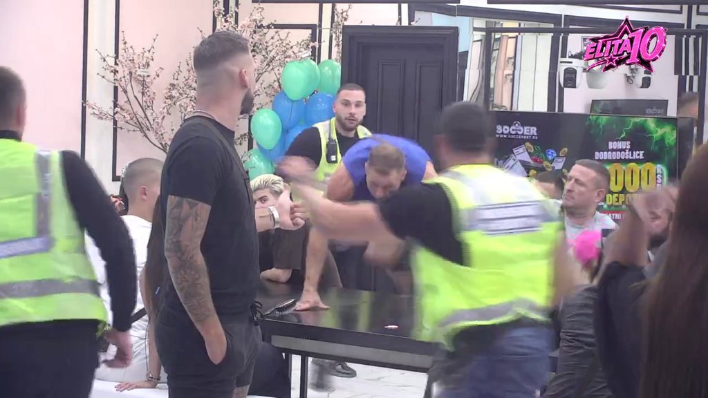 SUKOB KAKAV SE RETKO VIĐA U ELITI: Mahir preskočio sto i nasrnuo na Osmakčića, obezbeđenje sprečilo dalji haos (VIDEO) – napad u Beloj kući