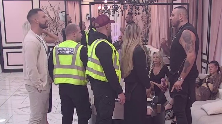 SUKOB U BELOJ KUĆI DOSTIGAO VRHUNAC: Filip Car i Marko Osmakčić urlali jedan na drugog, obezbeđenje reagovalo dok svi čekaju nastavak (VIDEO)