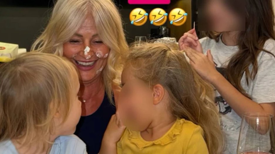 SVEĆICE ZBUNILE PRATIOCE: Slavica Rokvić slavila rođendan sa unucima, a jedan detalj sa torte pokrenuo lavinu komentara (FOTO) – rođendan Slavice Rokvić