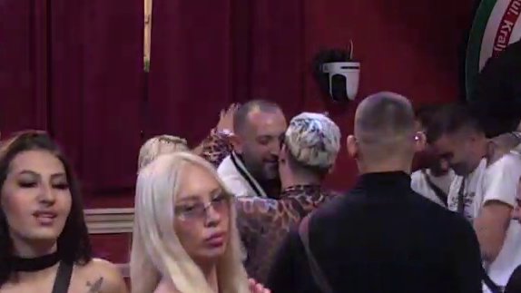 BLISKI TRENUTAK NA ŽURKI U ELITI: Uroš Stanić javno pokazao nežnost prema Milanu Popovu, zadrugari ne skidaju pogled (VIDEO)