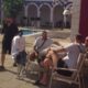 BUJANJE DOBROG RASPOLOŽENJA U BELOJ KUĆI: Burek i Janjuš uživaju u bureku zahvaljujući poklonu robota Toše (VIDEO) – burek u Eliti