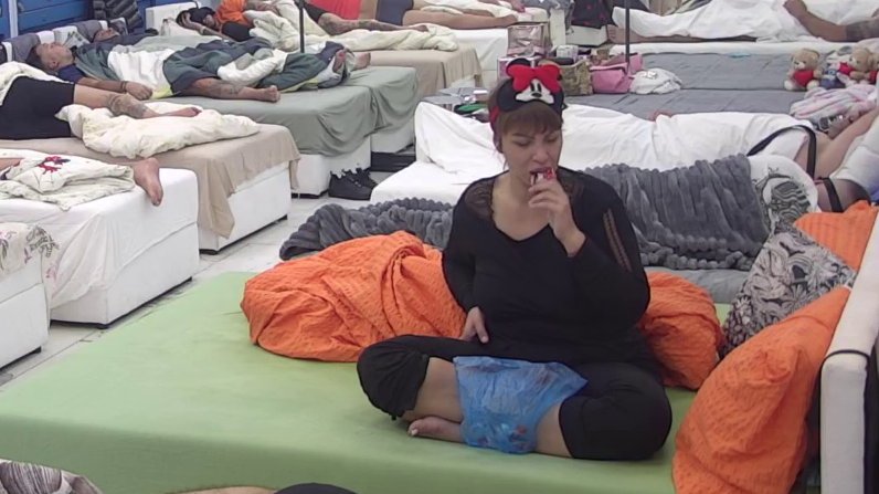 ČOKOLADICE SU JAČE OD SNA: Miljana Kulić ni u polusnu ne odustaje od slatkiša, kamere zabeležile nesvakidašnji prizor (VIDEO)
