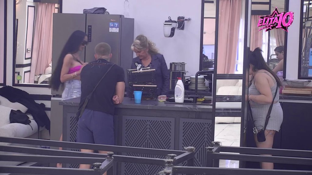 GOCA DŽEHVEROVIĆ POSTROJILA TAKMIČARE U ELITI: Otkrila šta im najviše zamera, a vođa Slađa dobila posebnu pohvalu (VIDEO) – Goca Džehverović u Eliti