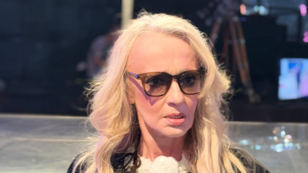 MASKE PADAJU OKO ŽIVOTA BEBI DOL: Prijatelj otkrio gde zaista živi i kako se nosi sa gubitkom majke (FOTO) – gde živi Bebi Dol