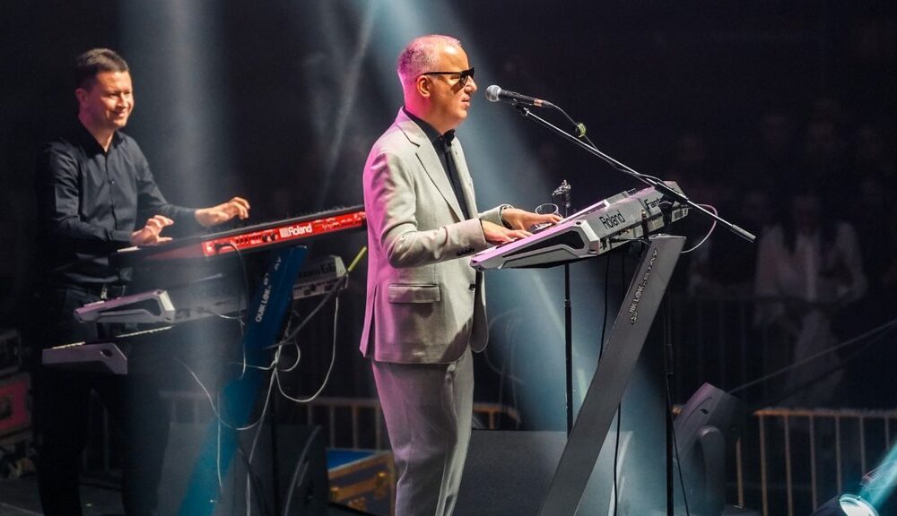 NIŠ U TRANSU ZBOG MUZIKE I EMOCIJA: Saša Matić pevao na skupu podrške Vučiću, pesma „Poklonite mi nju za rođendan“ ujedinila okupljene (FOTO) – pesma se ori centrom Niša