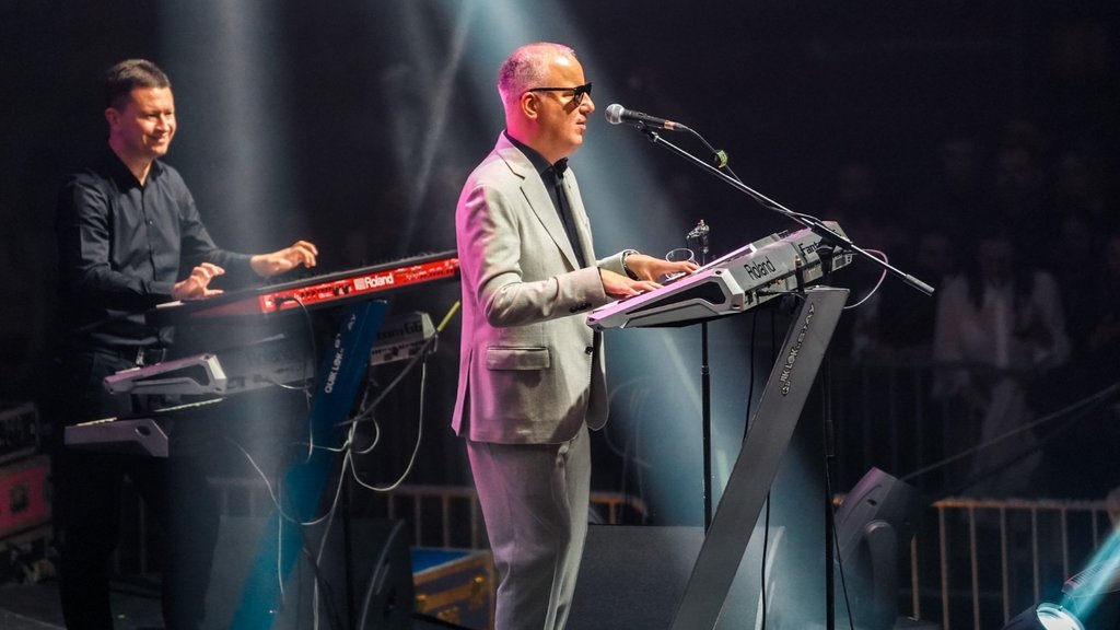 NIŠ U TRANSU ZBOG MUZIKE I EMOCIJA: Saša Matić pevao na skupu podrške Vučiću, pesma „Poklonite mi nju za rođendan“ ujedinila okupljene (FOTO) – pesma se ori centrom Niša