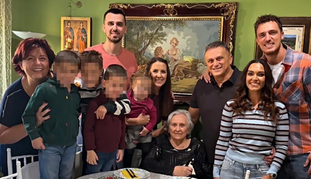 PORODIČNI TRENUTAK KAKAV SE RETKO VIĐA: Danilo Anđušić i najbliži obeležili Srđevdan, slavska trpeza i domaće vino u centru pažnje (FOTO) – porodica Anđušić