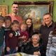 PORODIČNI TRENUTAK KAKAV SE RETKO VIĐA: Danilo Anđušić i najbliži obeležili Srđevdan, slavska trpeza i domaće vino u centru pažnje (FOTO) – porodica Anđušić