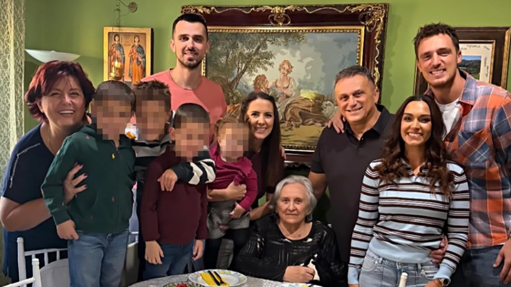 PORODIČNI TRENUTAK KAKAV SE RETKO VIĐA: Danilo Anđušić i najbliži obeležili Srđevdan, slavska trpeza i domaće vino u centru pažnje (FOTO) – porodica Anđušić