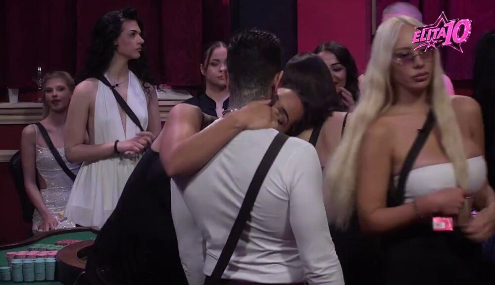STRASTVENI POLJUBAC U BELOJ KUĆI: Laura poklekla pred emocijama i poljubila Đukića pred svima, priče o simpatijama ne prestaju (VIDEO)