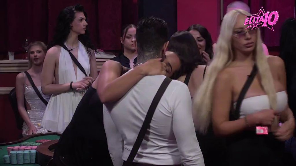 STRASTVENI POLJUBAC U BELOJ KUĆI: Laura poklekla pred emocijama i poljubila Đukića pred svima, priče o simpatijama ne prestaju (VIDEO)