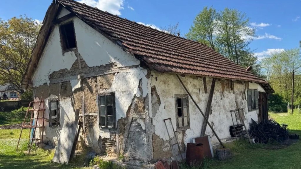 KONTRAST DETINJSTVA I ZUBA VREMENA: Milan Bosiljčić pokazao staru kuću porodice, zidovi ispucali, fasada se ruši (FOTO) – porodična kuća Milan Bosiljčić