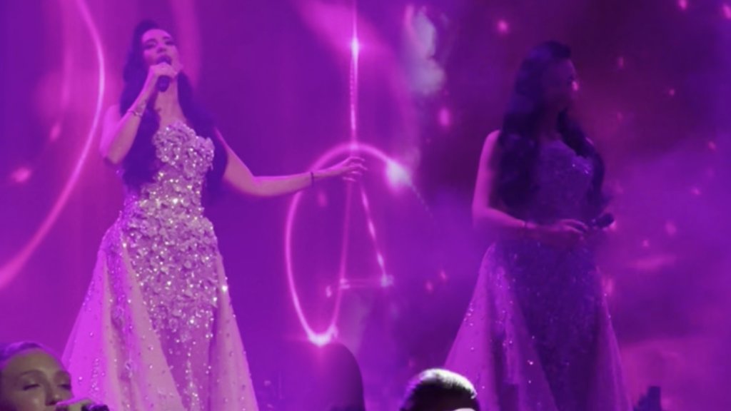 SPEKTAKL KAKAV SE NE PAMTI: Katarina Grujić u haljini od 60 kilograma otvorila koncert, svi pričaju o jednom detalju (FOTO+VIDEO) – spektakl u MTS Dvorani