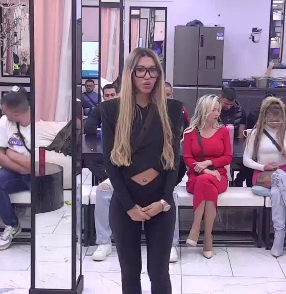 ANELI UDARILA NA ANĐELINU PROŠLOST: Nove optužbe u Eliti, Car dodatno produbio sukob (VIDEO)