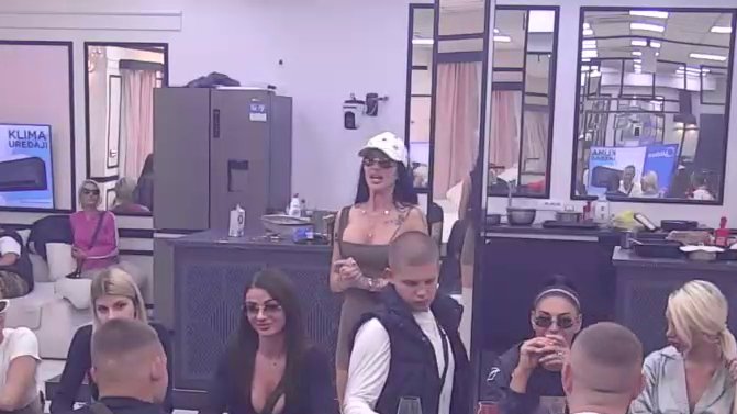 MASKE PADAJU U ELITI: Slađa Poršelini otvoreno progovorila o emocijama, cimeri je podržali aplauzom (VIDEO)
