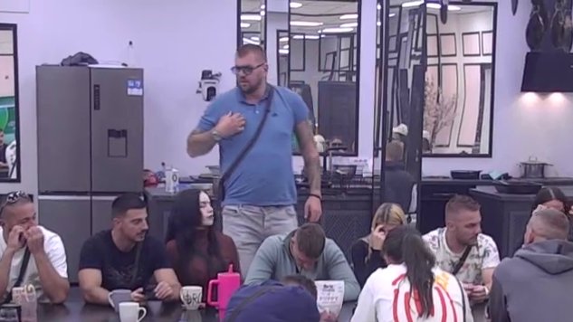 SUKOB U BELOJ KUĆI RAZBUKTAVA STRASTI: Janjuš prozvao Sanju i Marka, oni odmah zarežali jedno na drugo (VIDEO) – odnos Sanje i Marka