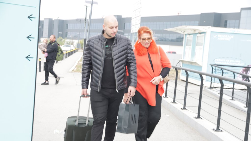 ĆANA UDARILA NA KOLEGE SA ESTRADNE SCENE: Stigla sa nastupa u Beograd, otkrila šta misli o honorarima i vašarima (FOTO) – Ćana o zaradi na vašaru