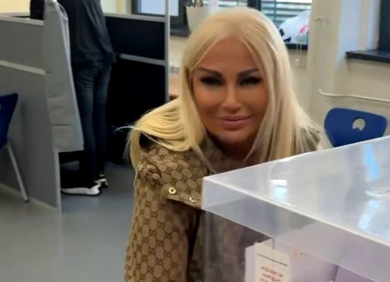 KONTRAST KAKAV RETKO VIDIMO: Elma Sinanović zasijala na glasanju, svi pričaju o njenoj Guči jakni (FOTO) – Elma Sinanović na glasanju