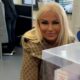KONTRAST KAKAV RETKO VIDIMO: Elma Sinanović zasijala na glasanju, svi pričaju o njenoj Guči jakni (FOTO) – Elma Sinanović na glasanju