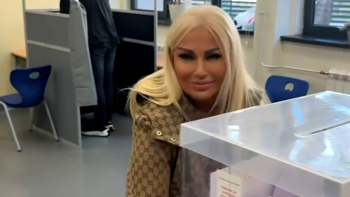 KONTRAST KAKAV RETKO VIDIMO: Elma Sinanović zasijala na glasanju, svi pričaju o njenoj Guči jakni (FOTO) – Elma Sinanović na glasanju