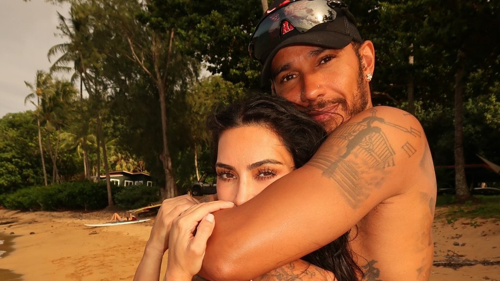 MASKE PADAJU U LJUBAVNOM ŽIVOTU KIM KARDAŠIJAN: Otkrila da partner ispunjava svih 55 kriterijuma, a svi se pitaju – da li je to Luis Hamilton? (FOTO) – Kim Kardašijan i Luis Hamilton