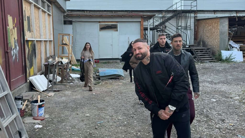 POČEO IZBORNI DAN U ELITI: Učesnici napustili Šimanovce i krenuli na glasanje, osmesi sve govore (FOTO)