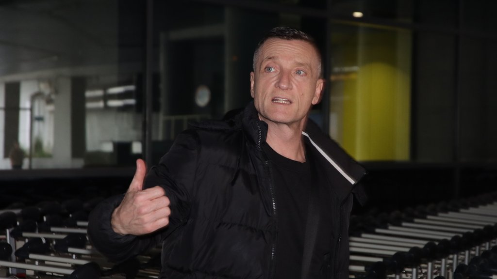 PREOKRET NA ESTRADI: Bata Zdravković posle duge pauze uhvaćen na aerodromu, evo kako danas izgleda (FOTO) – Bata Zdravković na aerodromu