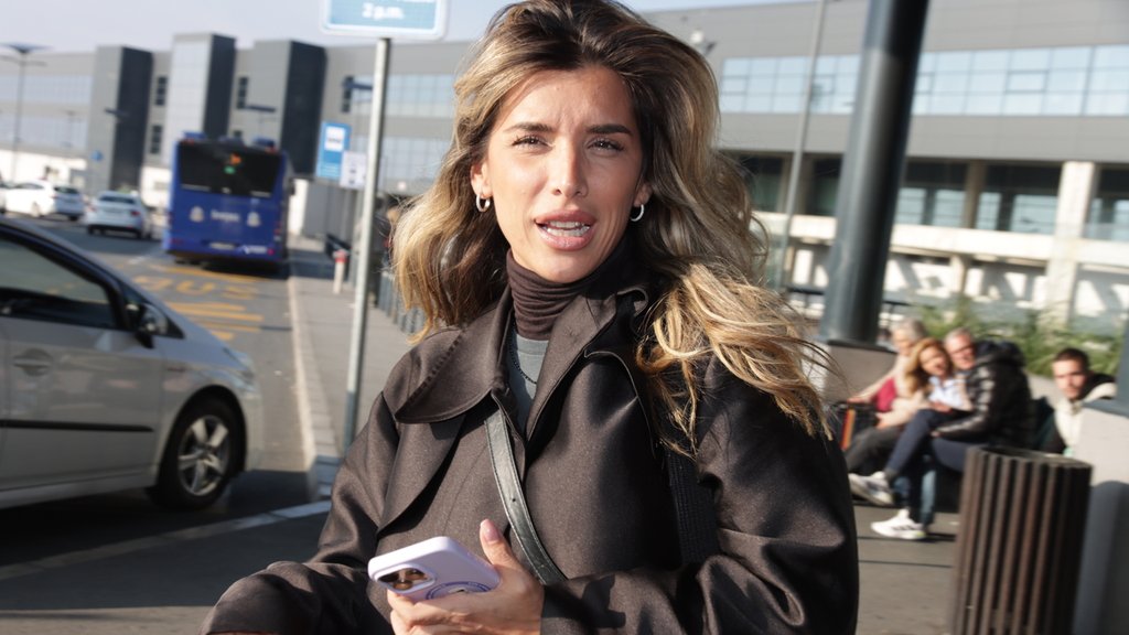 ZAMIŠLJENI POGLED JOVANE PAJIĆ ZBUNIO SVE: Pevačica prošetala beogradskim aerodromom u crnom stajlingu, detalj koji su svi primetili (FOTO)