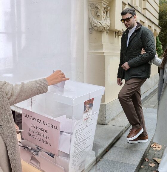 ZVEZDE SA BIRAČKIM LISTIĆEM: Nadežda Biljić i Toma Panić zajedno obavili građansku dužnost u Valjevu (FOTO) – Nadežda Biljić i Toma Panić na glasanju