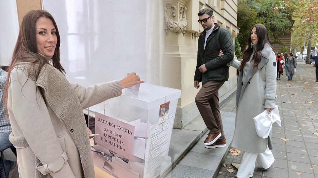 ZVEZDE SA BIRAČKIM LISTIĆEM: Nadežda Biljić i Toma Panić zajedno obavili građansku dužnost u Valjevu (FOTO) – Nadežda Biljić i Toma Panić na glasanju