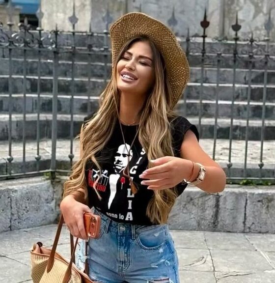MODNI OBRT NA SICILIJI: Ana Radulović pokazala neviđen stajling i oduševila pratioce, pogledajte kako uživa na odmoru (FOTO)