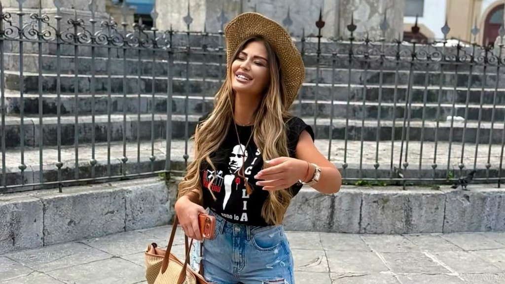 MODNI OBRT NA SICILIJI: Ana Radulović pokazala neviđen stajling i oduševila pratioce, pogledajte kako uživa na odmoru (FOTO)