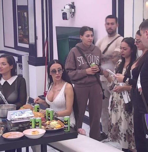 EMOCIJE SU PREPLAVILE BELOJ KUĆI: Radojka Rada Jovanović dobila čestitke od roditelja, ali jedno ime je izostalo (VIDEO)