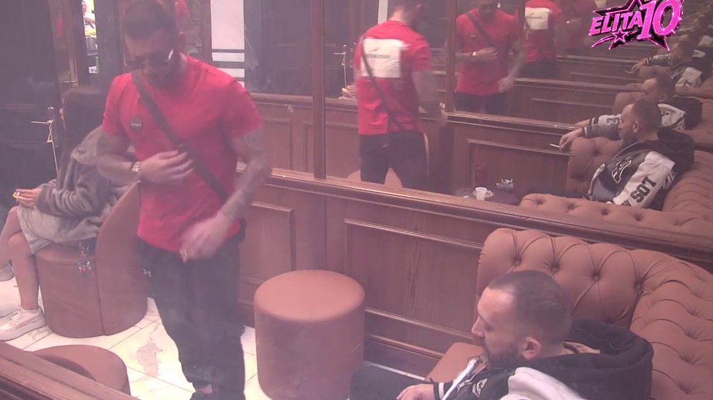 EMOCIJE U PUŠIONICI BELE KUĆE: Milan Popov otpevao 'Crno vino, crne oči', a Marko Stefanović potpuno se prepustio pesmi (VIDEO)