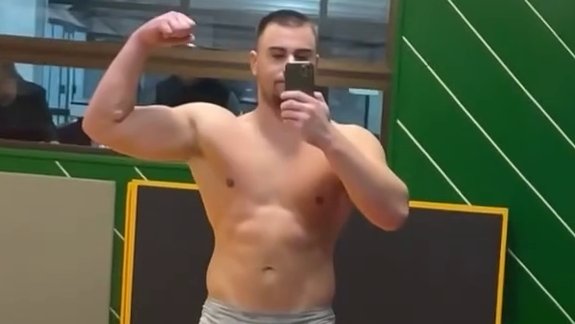 KAKO JE GAGIĆ PREOKRENUO ŽIVOT POSLE RASKIDA: Viktor pokazao mišiće u klubu, a dame ne prestaju da pišu (FOTO) – Viktor Gagić procvetao