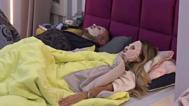 KONTRAST U ELITI: Aneli i Car zaboravili na sve oko sebe, zajednička nega otkriva novu bliskost (VIDEO) – zajednička nega u Eliti
