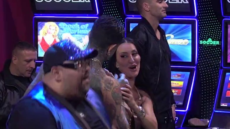 MASKE PADAJU U BELOJ KUĆI: Filip Đukić pokušao da poljubi Slađu Poršelinu, ona mu odolela pred svima (VIDEO)