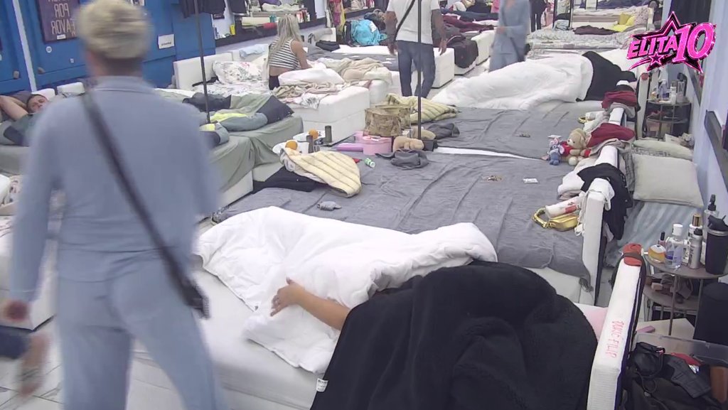 ROMANSA NA IVICI SKANDALA: Laura i Đukić zaboravili na kamere, Uroš reagovao u pravom trenutku (VIDEO)