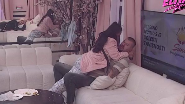 SVE PUCA OD STRASTI U ELITI: Sandra i Janjuš otvoreno pokazali bliskost, poljupci zapalili društvene mreže (VIDEO) – Sandra i Janjuš poljupci