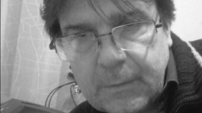 EMOCIJE NA LEŠĆU DOSTIGLE VRHUNAC: Zoran Tutunović ispraćen uz pesmu crkvenog hora, Baja i udovica slomljeni od tuge (FOTO) – sahrana Zorana Tutunovića na Lešću