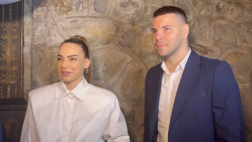 MASKE PADAJU NA ESTRADI: Ivana Pavković otkrila pokušaj koleginice da joj uništi brak sa Petrom Mitićem (FOTO) – pokušaj da se rasturi brak poznatom estradnom paru