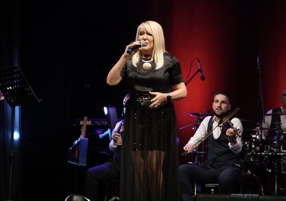 MOĆNA NOĆ ZA PAMĆENJE NA KONCERTU GOCE LAZAREVIĆ: Estrada u elegantnim izdanjima, Vera Matović stigla kao iznenađenje, a Ana Bekuta u prvom redu (FOTO) – koncert Goca Lazarević
