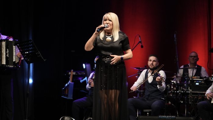 MOĆNA NOĆ ZA PAMĆENJE NA KONCERTU GOCE LAZAREVIĆ: Estrada u elegantnim izdanjima, Vera Matović stigla kao iznenađenje, a Ana Bekuta u prvom redu (FOTO) – koncert Goca Lazarević