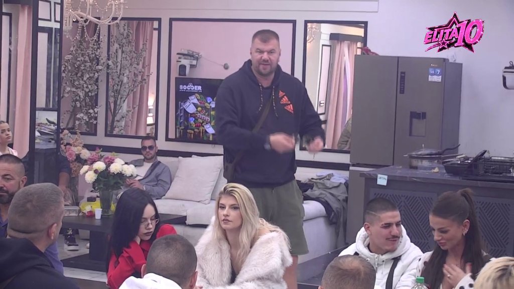 SNAŽAN SUKOB U PITANJIMA GLEDALACA: Janjuš stao u zaštitu Sandre Obradović, Ivan otkriva zbog čega sumnja u njenu iskrenost (VIDEO) – napad u Beloj kući