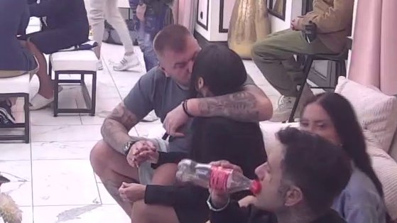 JANJUŠ OTVORIO KARTE PRED SANDROM: Otkrio šta želi da ih zauvek veže, reakcija iznenadila sve (VIDEO) – tetovaža kao veza za ceo život
