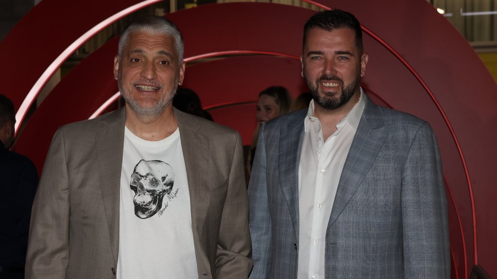 PROMENA POSLE ROĐENDANA: Čeda i Aca Kos potpuno transformisali stan za Noć veštica, dekoracije oduševile sve goste (FOTO) – Noć veštica u stanu