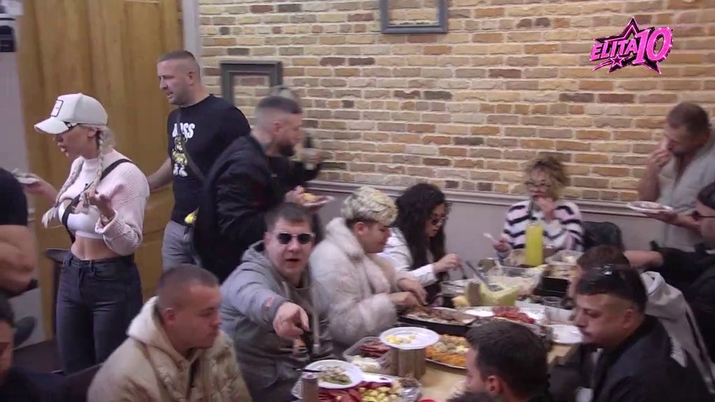 DOMAĆINSKI DUH PREPLAVIO ELITU: Nemanja Tošić proslavio krsnu slavu uz bogatu trpezu, takmičari uživaju u slavskom veselju (VIDEO) – Nemanja Tošić Elita