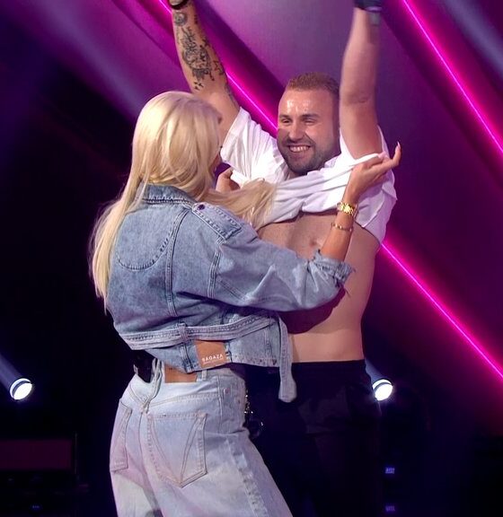 KARLEUŠA POMERILA GRANICE NA SCENI: Nemanja Marojević ostao bez majice, a njihov ples rasplamsao publiku (VIDEO) – Nemanja Marojević bez majice